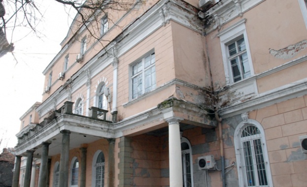 Пада сградата на стария съд в Бургас