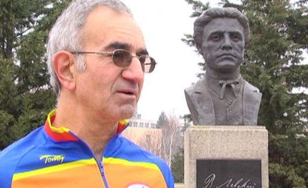 13 000 клякания - 13 000 поклона пред Апостола