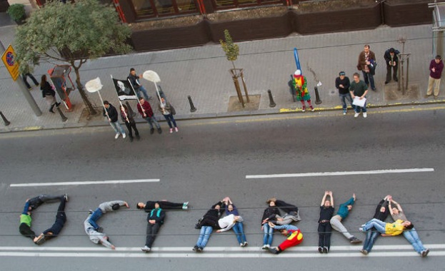 Младежи от ГЕРБ раздаваха листовки с надпис "Оставка" на депутати в парламента