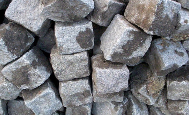 Крадци натовариха две каруци с павета от улиците на Средец