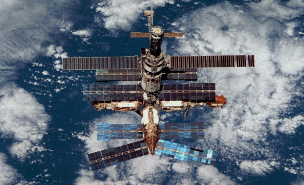 Научна станция „Мир” бе изведена в орбита на този ден преди 28 години