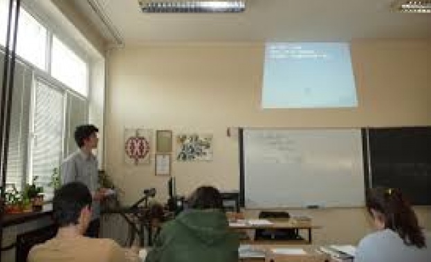 Преподавател от НГДЕК: Здравето на децата е по-важно от престижа на училището 