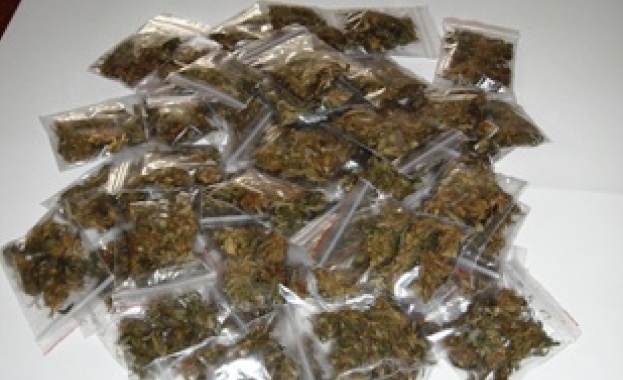Наркодилър изяде пликче с марихуана при полицейски обиск