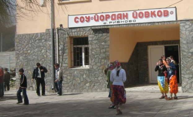 Преподавателите и близо 450 ученици от Рибново отново не влязоха в клас