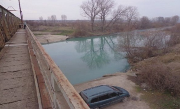 Янтра потече синя, експертите търсят източника на замърсяването