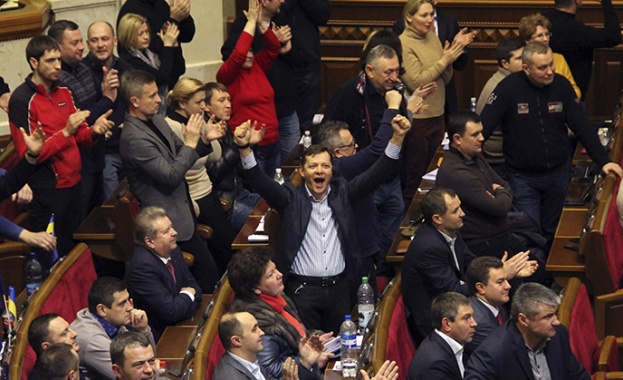 Украинският парламент прие постановление за демилитаризиране на Киев