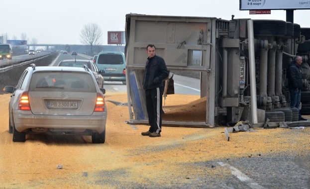 Камион със зърно се обърна на „Тракия” /снимки/