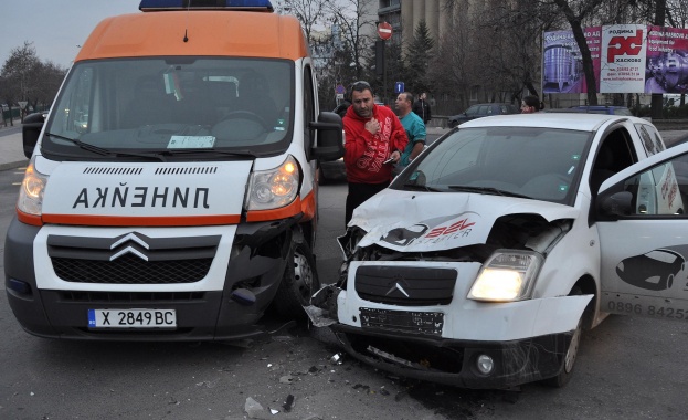 Жена шофьор блъсна линейка на кръстовище в Хасково