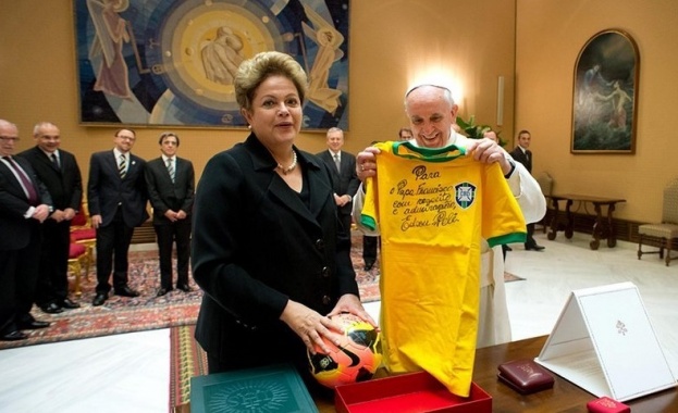 Дилма Русеф подари футболна тениска на папа Франциск