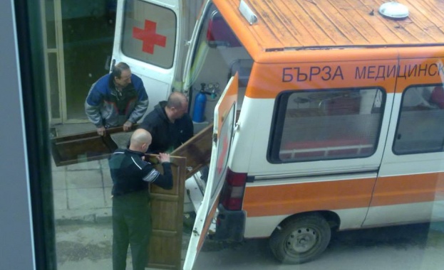 Линейка превозва мебели вместо болни или умиращи хора