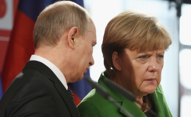 Владимир Путин и Ангела Меркел са обсъдили по телефона кризата в Украйна