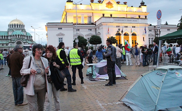 Развялат палатковия лагер пред парламента за 3 март