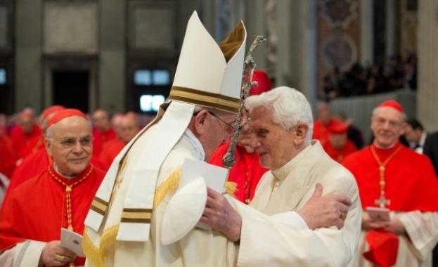 Папа Бенедикт XVI и папа Франциск заедно в историческа церемония