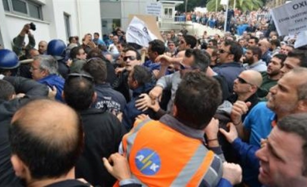 Сблъсъци пред парламента в Кипър 