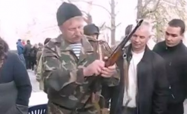 Източна Украйна се въоръжава с АК-47