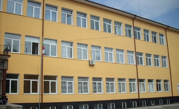 Стотици училища все още са в ремонт 