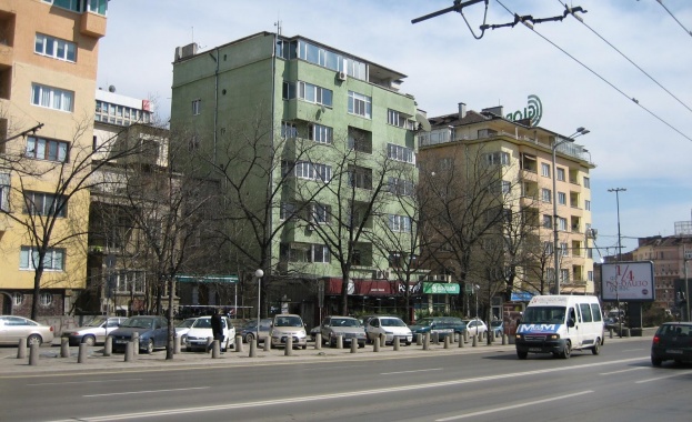 Оросяват уличните платна в столицата заради жегите