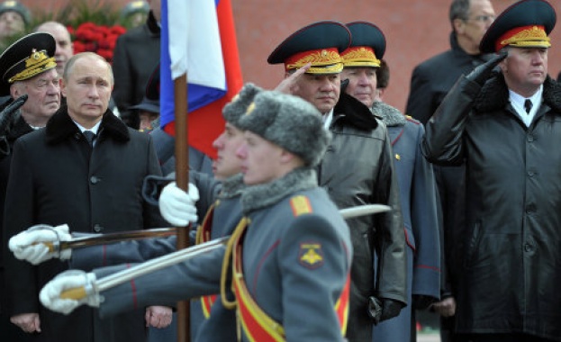 Руският президент поднесе венец на паметника на незнайния воин в Москва