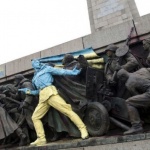  Москва иска наказания за „художниците”, осквернили Паметника на Съветската армия