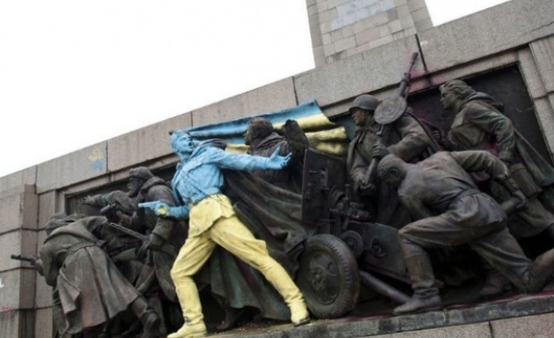  Москва иска наказания за „художниците”, осквернили Паметника на Съветската армия