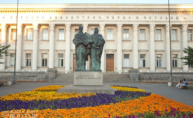 Вандали изрисуваха паметника на Солунските братя в София 