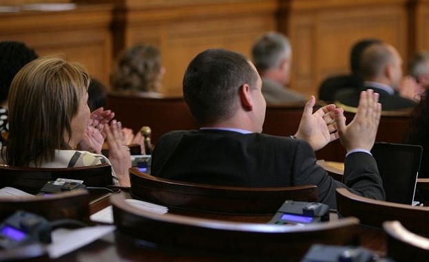 73 бона за тоалетната хартия на депутатите