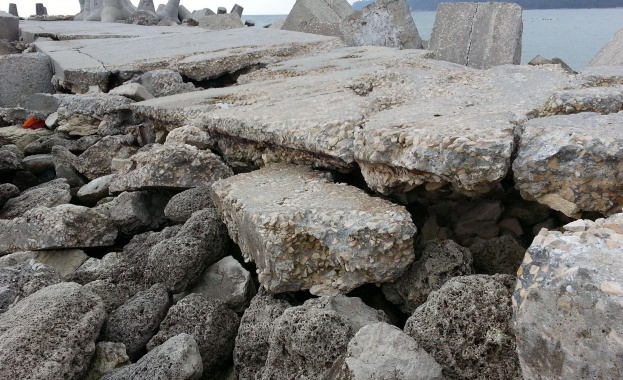 Буните във Варна се рушат /снимки/