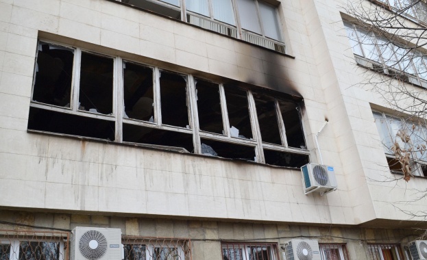 Климатик подпали библиотеката на Стопанския факултет във Велико Търново /снимки/