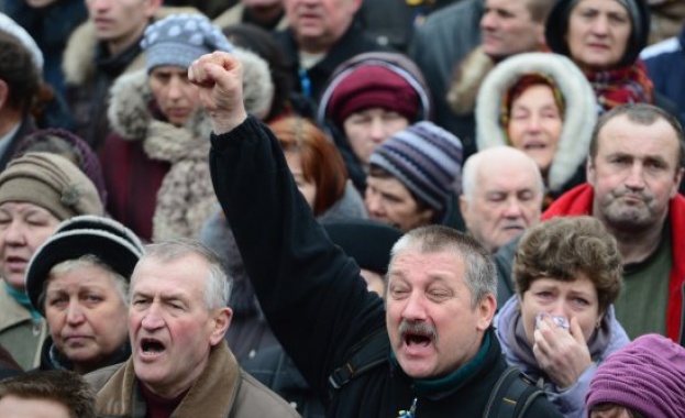 Експлозия и сблъсъци пред сградата на парламента в Крим 