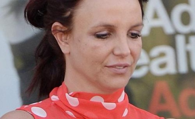 Бритни шокира с вида си