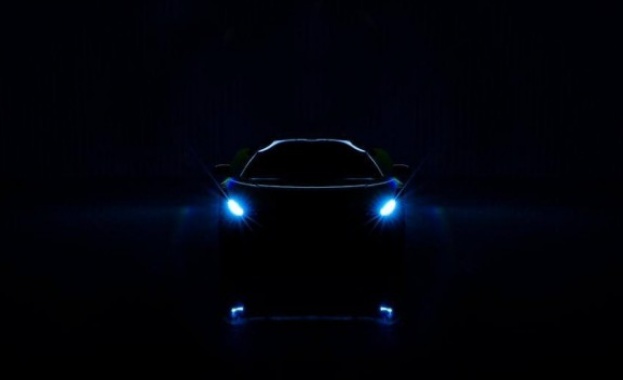 Нови снимки разкриват частици от супер автомобила на Arash