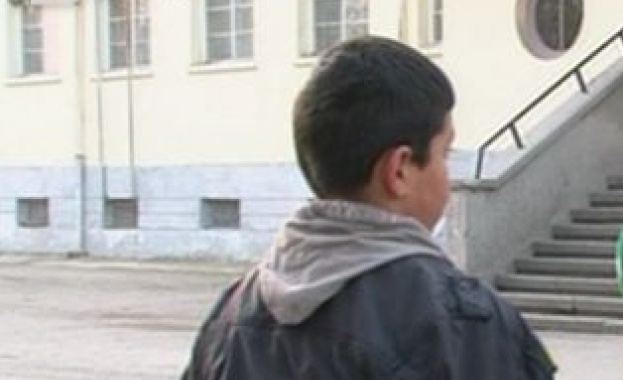 Петокласникът със счупена от учителка ръка: Тя се целеше в главата ми