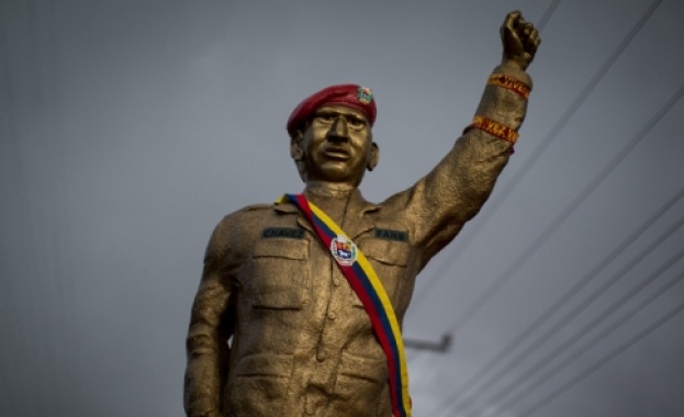 Във Венецуела обезглавиха бюст на Уго Чавес