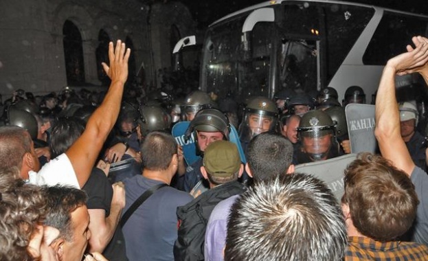 Полицай отива на съд за бой над протестиращи пред парламента