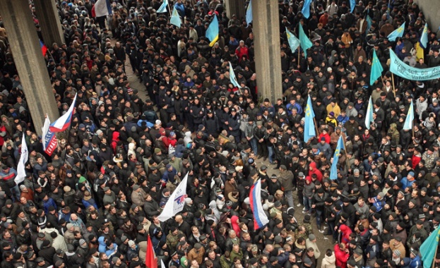 Над 1500 души пред сградата на Върховния съвет на Крим