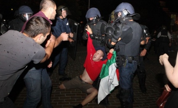 Полицаят, бил протестиращ, се изправя пред съда 