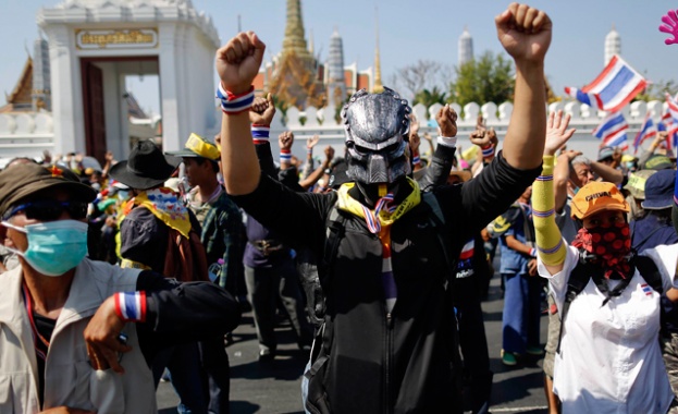 Повече от хиляда демонстранти влязоха днес в сблъсък с полицията