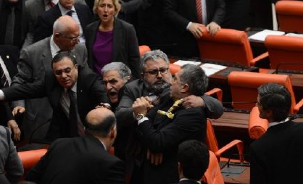 Депутат със счупен нос след меле в турския парламент /снимки/