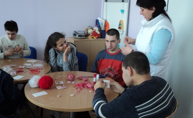 Деца с увреждания изработиха 50 сантиметрова мартеница