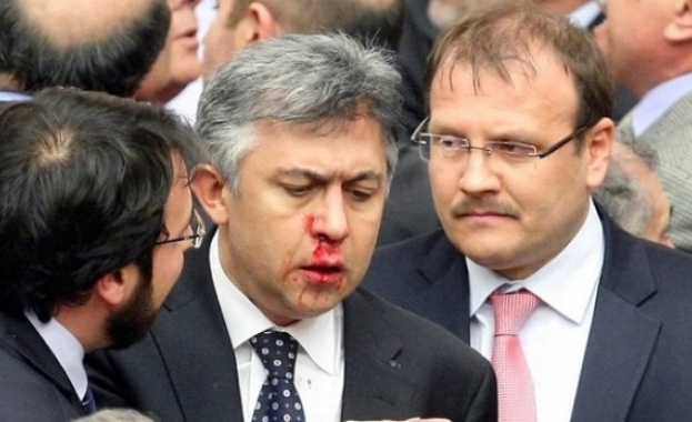 Масов бой в турския парламент
