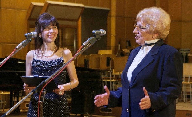 Анна Томова-Синтова поздравява „Каста дива"