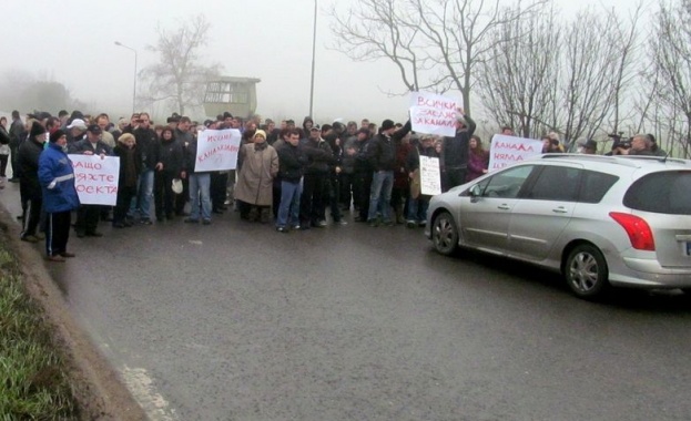 Жители на два квартала затвориха пътя Русе - София