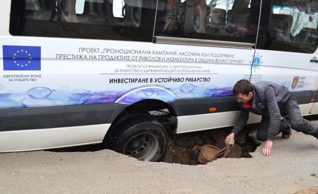 Бус пропадна в огромна дупка във Велико Търново