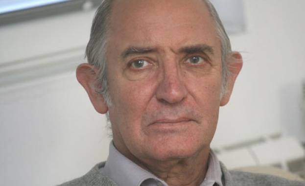 Наш учен вади ток от морето