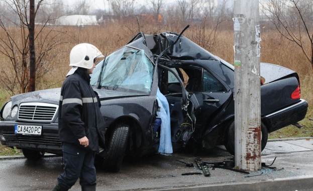 Мъж загина на място при тежка катастрофа в София /снимки/