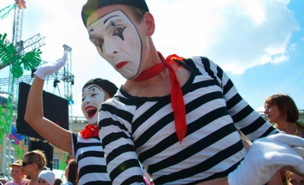 Пуснаха актьорите от "ХаХаХа импро", КАТ им издал фишове