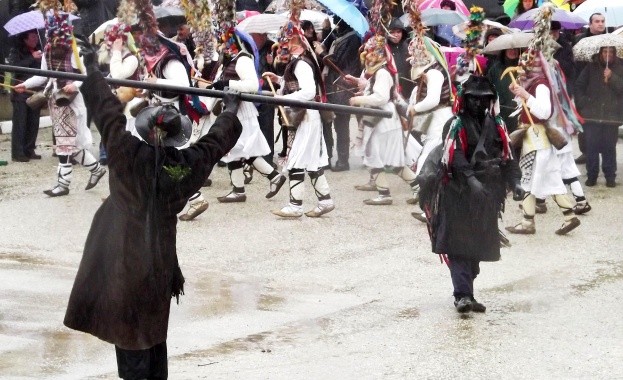 Кукери гониха злите сили в Айдемир