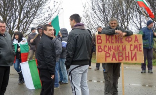 Жителите на два русенски квартала посрещнаха националния празник на пътя