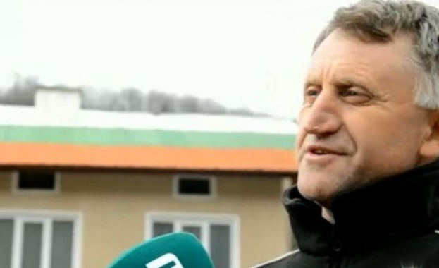Патриот боядиса покрива на къщата си като трибагреник