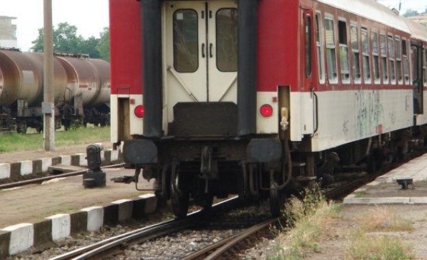 Авария на локомотив остави пътници 1 час в Дупница 